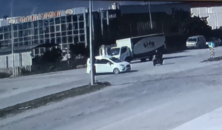 Motosiklet ile hafif ticari araç çarpıştı: 1 yaralı