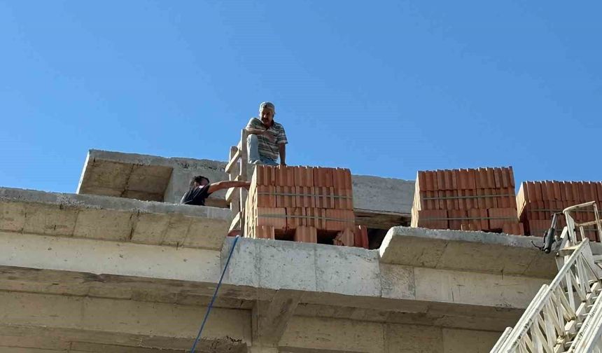 Antalya'da inşaatta mahsur kalan ustayı itfaiye ekipleri kurtardı
