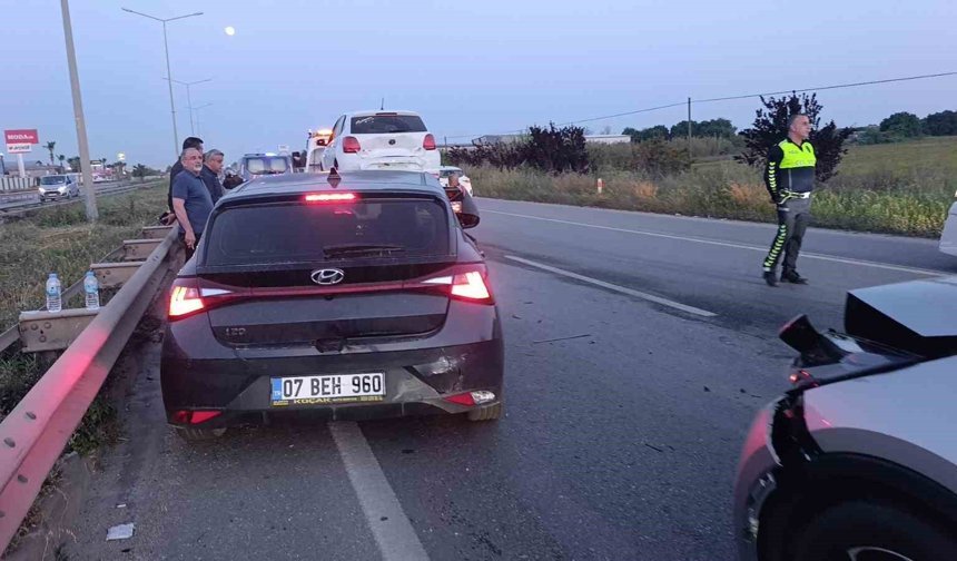 Manavgat'ta 3 araçlı zincirleme kaza: 2 yaralı