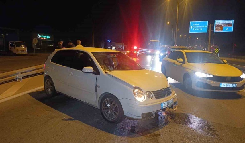 Seyir halindeki otomobil bariyerlere çarptı: 2 yaralı