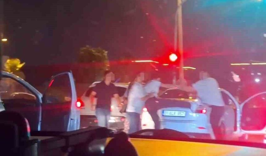 Trafikte yaşanan tekmeli, yumruklu kavgayı ayırmaya çalışan kadının zor anları kamerada