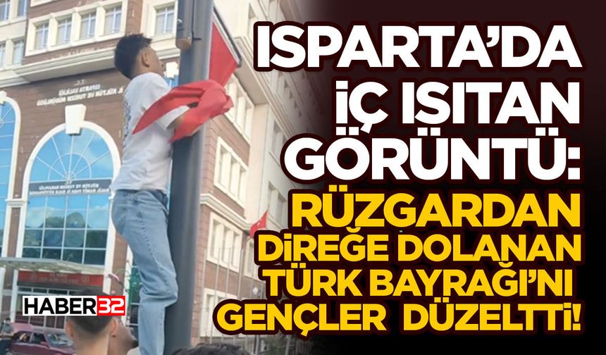 Rüzgardan Direğe Dolanan Türk Bayrağı’nı Gençler Düzeltti!