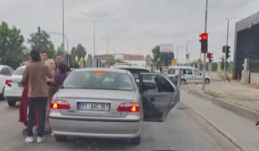 Adana'da trafikte kadınlı erkekli kavga kameraya yansıdı