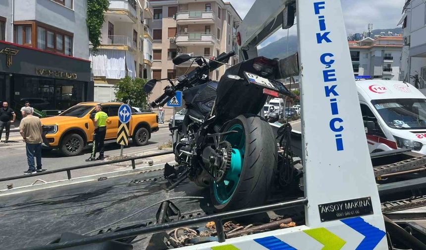 Alanya'da motosiklet ile otomobil çarpıştı: 1 yaralı