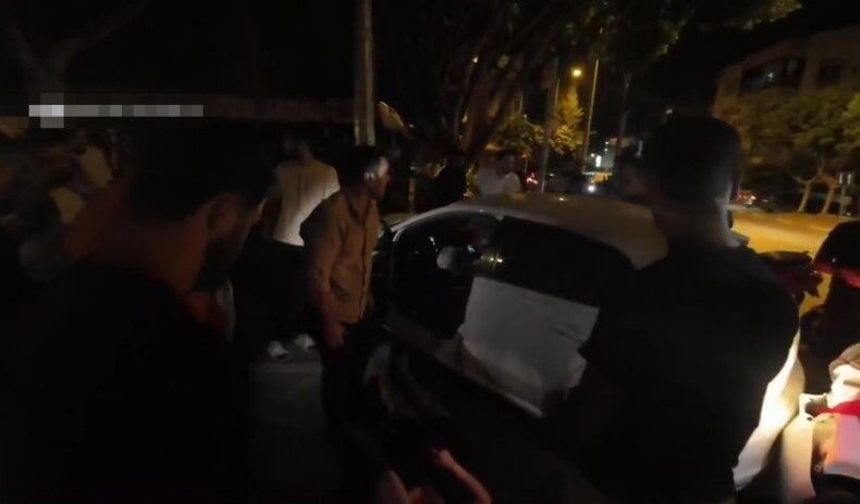 Antalya'da otomobiller kavşakta çarpıştı: 2 yaralı