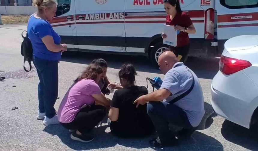 Kontrolsüz kavşakta çarpışan otomobillerin sürücüleri yaralandı