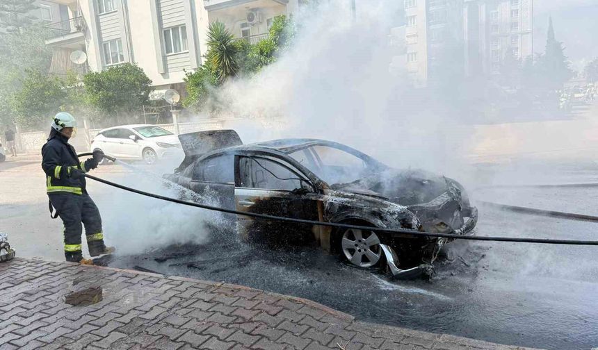 Otomobil saniyeler içinde alev topuna döndü, yangın tüpü ve hortumlar işe yaramadı
