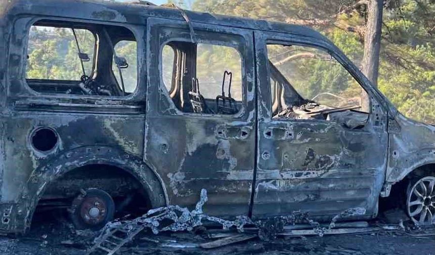 Alanya'da çalılık alanda çıkan yangında bir araç ve ev hasar gördü