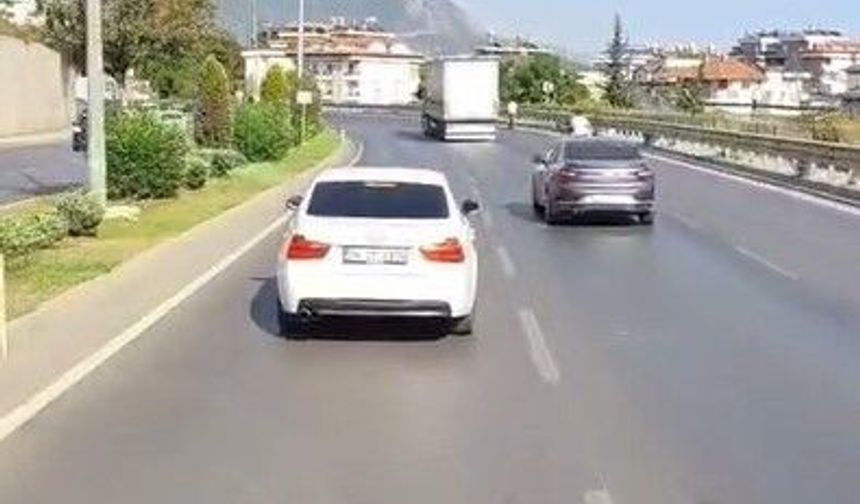 Alanya'da itfaiyeye yol vermeyen sürücü cep telefonu kamerasında