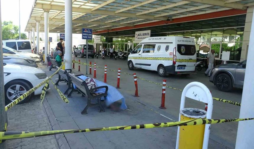 Hastane çevresinde yaşayan evsiz şahsın bankta cansız bedeni bulundu