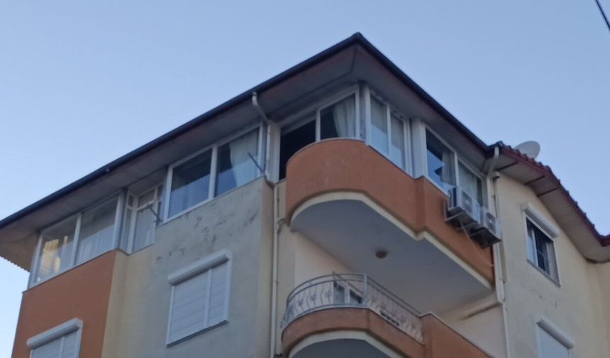 Şiddetli rüzgarda yerinden kopan pencere 5. kattan düştü