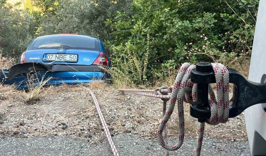 Sürücüsüyle şarampolde asılı kalan otomobil, beton mikserine halatla sabitlendi