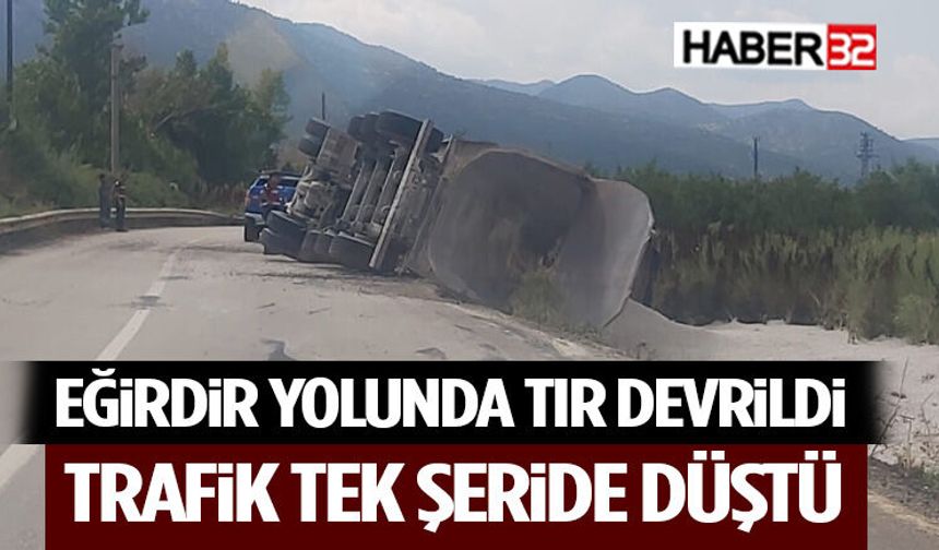 Eğirdir Yolunda Tır Devrildi, Trafik Tek Şeride Düştü