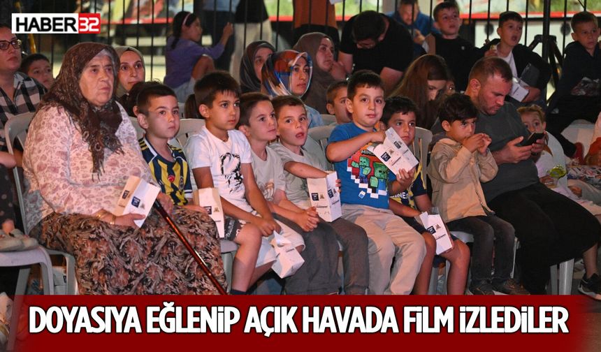 Doyasıya Eğlenip Açık Havada Film İzlediler