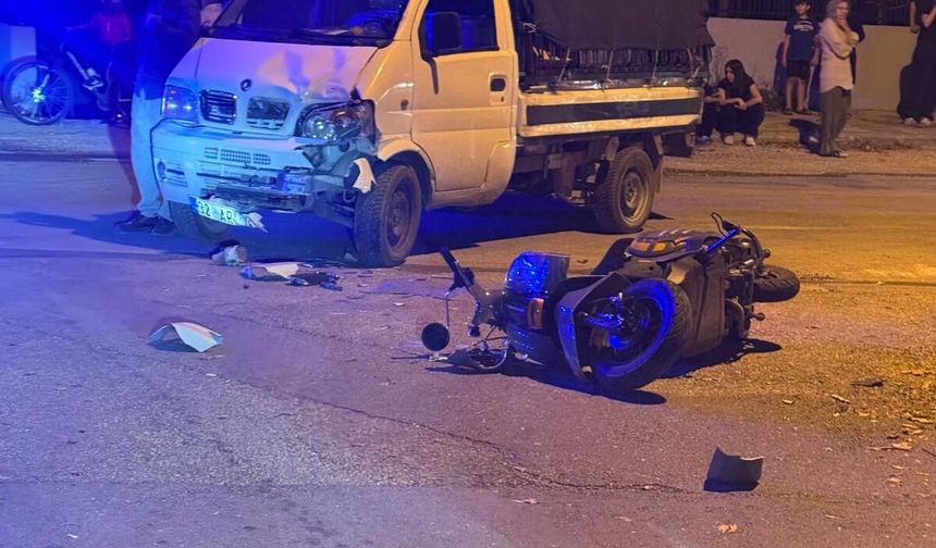 Motosiklet ile Kamyonet Çarpıştı: 1 Yaralı