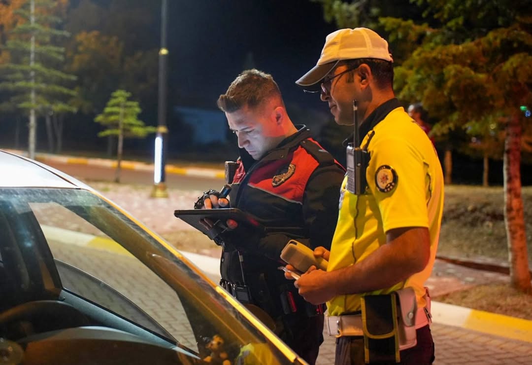 🔹 Asayi̇ş Uygulamasi 🔹⏰ Saat 22.30 23.30 Saatleri Arasında;👮 ♂️ 12 Personel Ve 🚔 6 Ekip Ile Gerçekleştirilen Asayiş Ve Trafik Uygulamasında;🔍 97 Şahıs,🚨 43 Araç Ile Sürücüsü Sorgulanmış,🚨 11 Araca Ida (2)