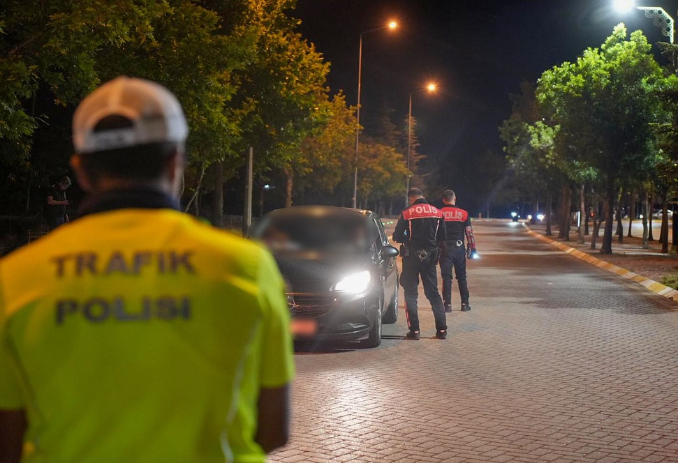 🔹 Asayi̇ş Uygulamasi 🔹⏰ Saat 22.30 23.30 Saatleri Arasında;👮 ♂️ 12 Personel Ve 🚔 6 Ekip Ile Gerçekleştirilen Asayiş Ve Trafik Uygulamasında;🔍 97 Şahıs,🚨 43 Araç Ile Sürücüsü Sorgulanmış,🚨 11 Araca Idari P