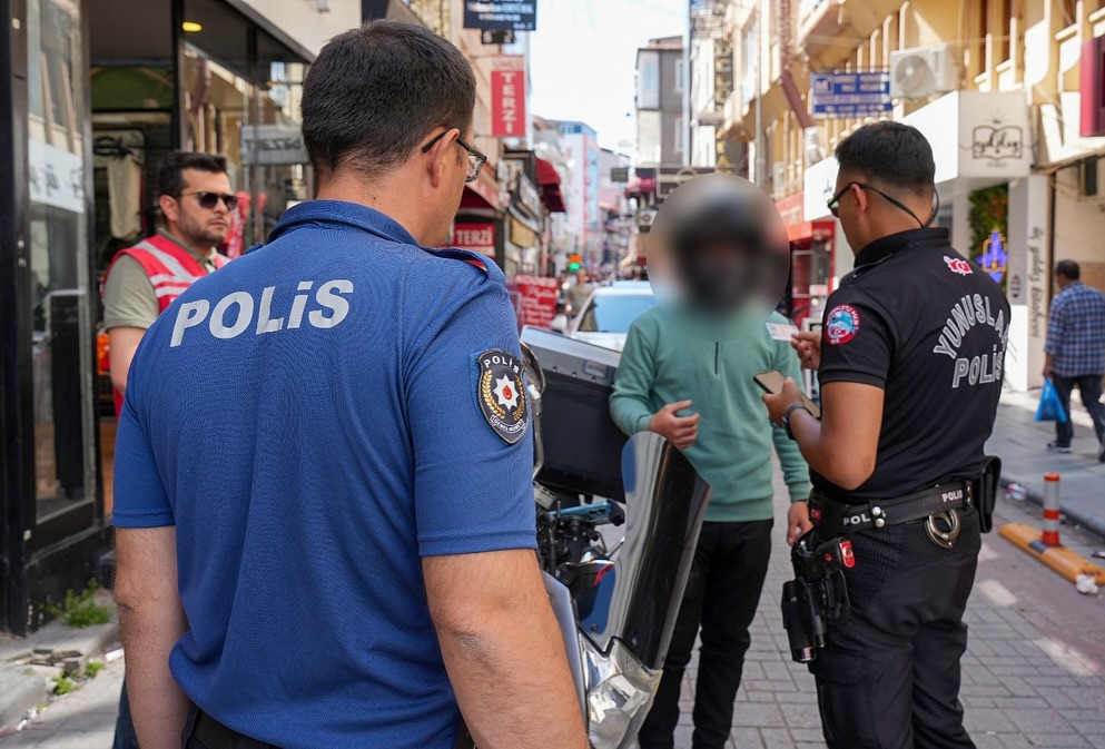 Huzurlu Sokaklar Uygulamasi📅 04.06.2025 Tarihinde;İl Merkezimiz Ve Ilçelerimizde Gerçekleştirilen Huzurlu Sokaklar Uygulaması Kapsamında 👮 ♂️ 92 Ekip Ve 503 Personelin Katılımıyla Yapılan Denetimlerde (1)