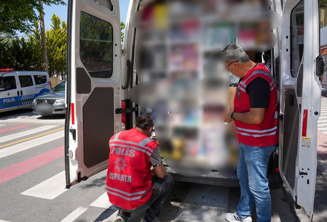 Huzurlu Sokaklar Uygulamasi📅 04.06.2025 Tarihinde;İl Merkezimiz Ve Ilçelerimizde Gerçekleştirilen Huzurlu Sokaklar Uygulaması Kapsamında 👮 ♂️ 92 Ekip Ve 503 Personelin Katılımıyla Yapılan Denetimlerde (3)