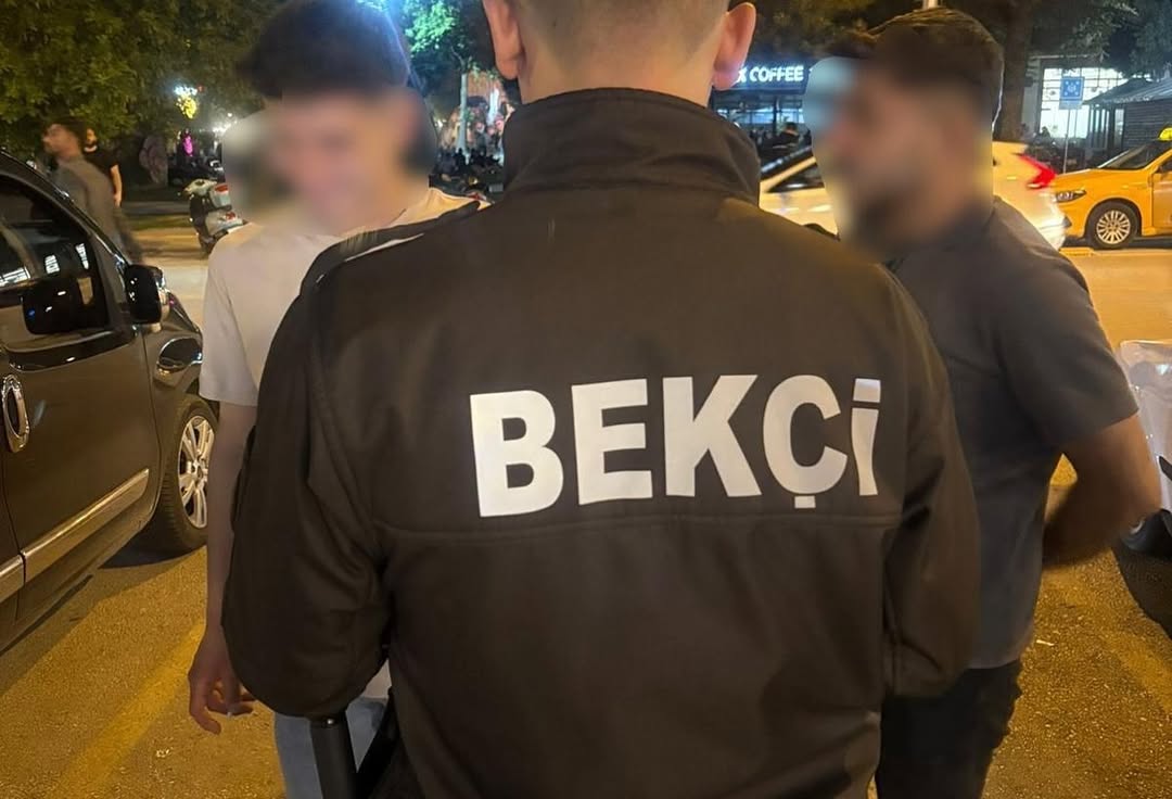 Huzurlu Sokaklar Uygulamasi📅 04.06.2025 Tarihinde;İl Merkezimiz Ve Ilçelerimizde Gerçekleştirilen Huzurlu Sokaklar Uygulaması Kapsamında 👮 ♂️ 92 Ekip Ve 503 Personelin Katılımıyla Yapılan Denetimlerde (4)