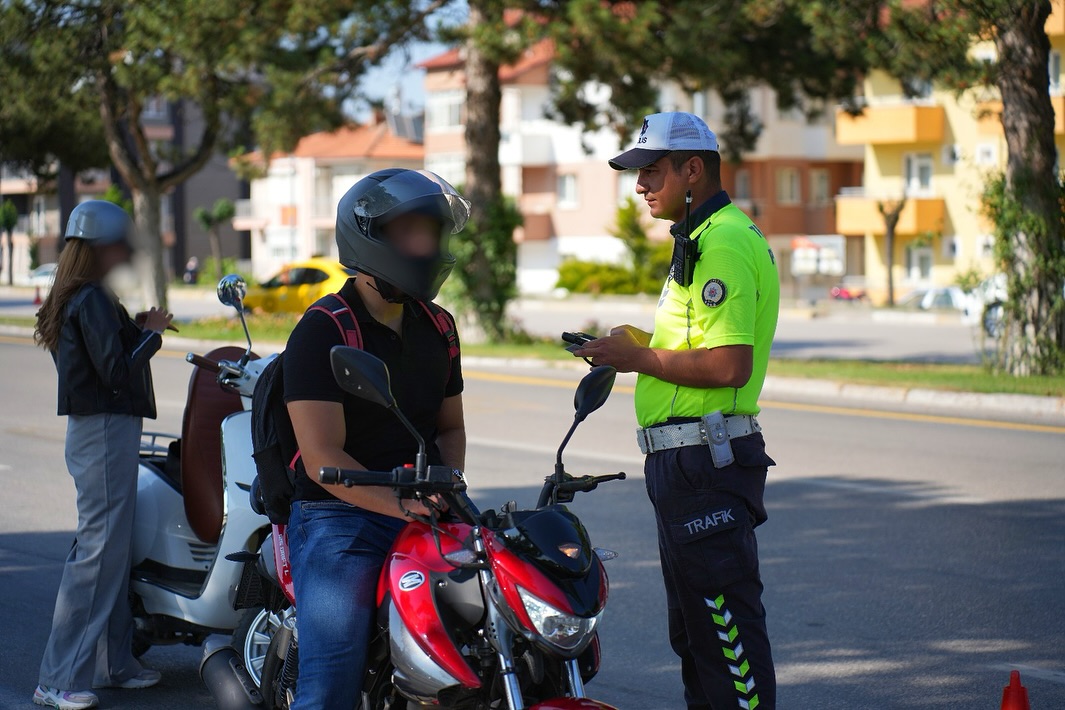 🚨 Trafi̇k Uygulamasi 🚨17.06.2025 Günü 16.30 17.30 Saatleri Arasında Yapılan Uygulamada;✅ 186 Şahıs Ve 94 Araç Sorgulanmış,✅ 4 Araca Idari Para Cezası Uygulanmıştır.🚨 Şehrimizin Huzuru Ve Güvenliği Için Dene (1)