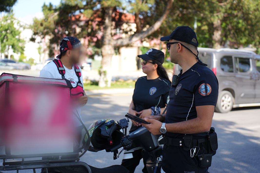 🚨 Trafi̇k Uygulamasi 🚨17.06.2025 Günü 16.30 17.30 Saatleri Arasında Yapılan Uygulamada;✅ 186 Şahıs Ve 94 Araç Sorgulanmış,✅ 4 Araca Idari Para Cezası Uygulanmıştır.🚨 Şehrimizin Huzuru Ve Güvenliği Için Denetiml