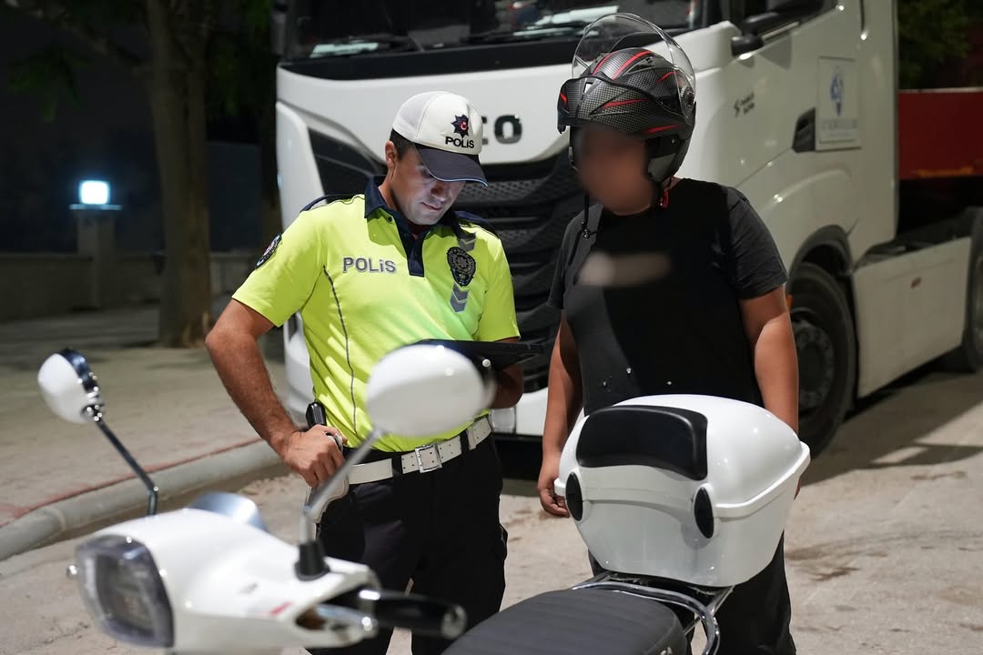 🚨 Asayi̇ş Uygulamasi 🚨⏰ 22.00 23.00 Saatleri Arasında Yapılan Asayiş Uygulamasında;✅ 157 Şahs (3)