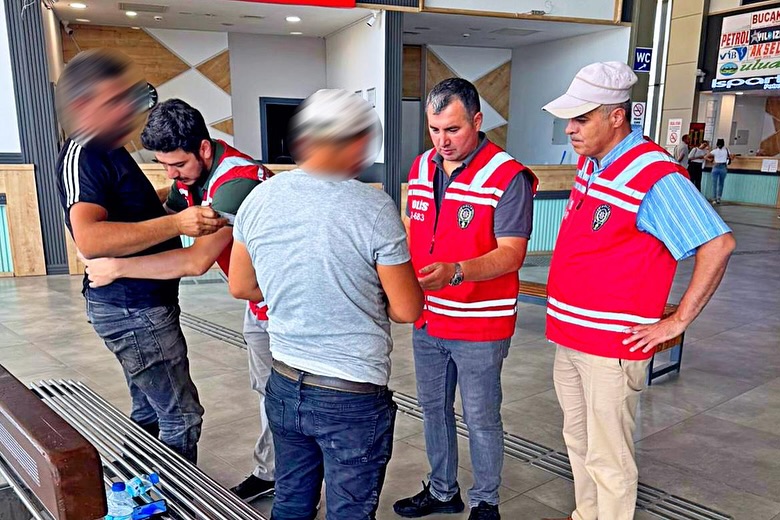 🚨 Düzensi̇z Göçle Mücadele Huzur Uygulamasi📍 Isparta İl Geneli📅 11.07.2025 00 00 18 00👮 ♂ (2)