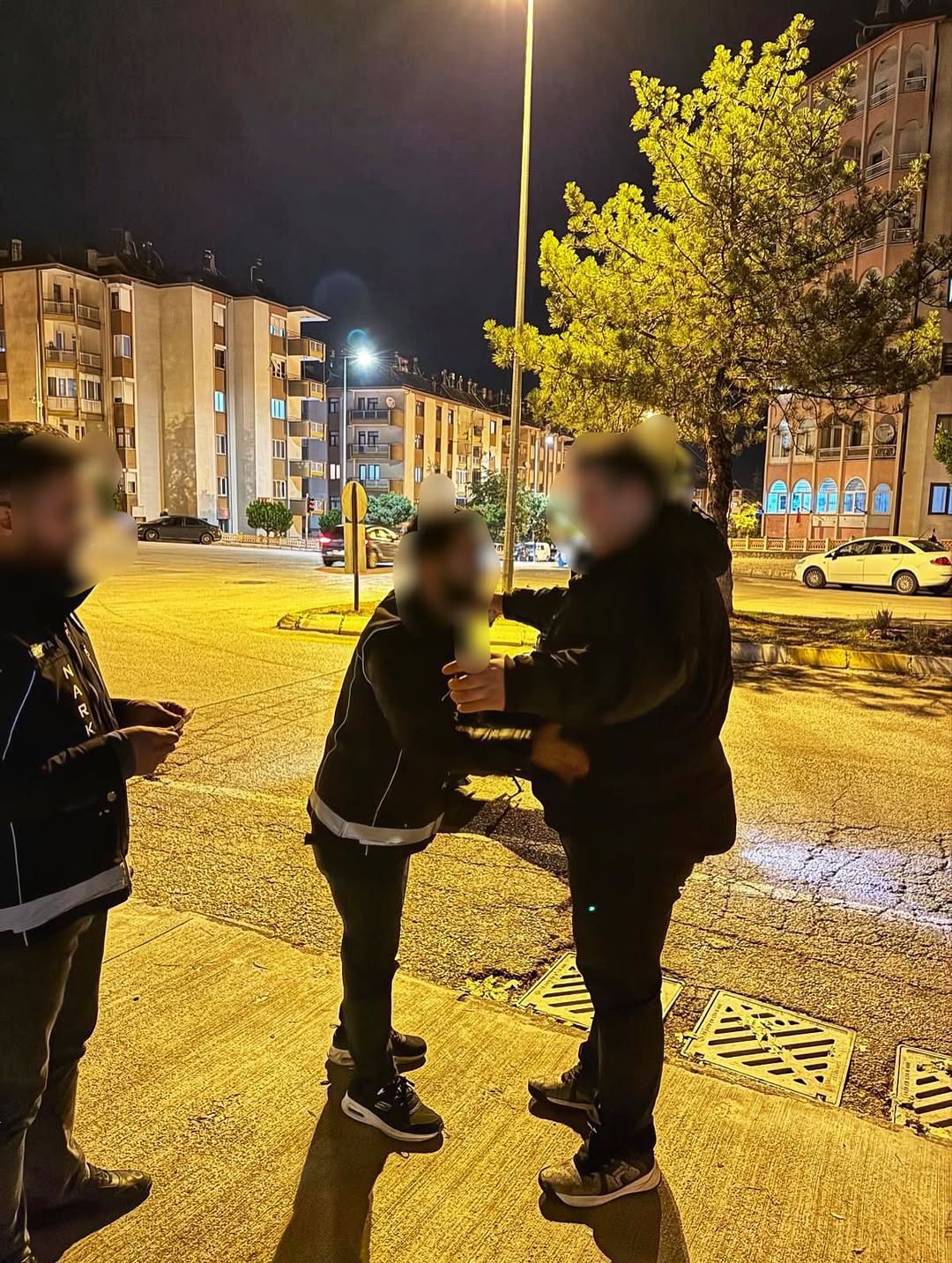 🚨 10.10.2025 Günü Saat 23.00 00.00 Arasında, Halıkent Mahallesi Kapalı Pazar Çevresinde Narkoal (2)