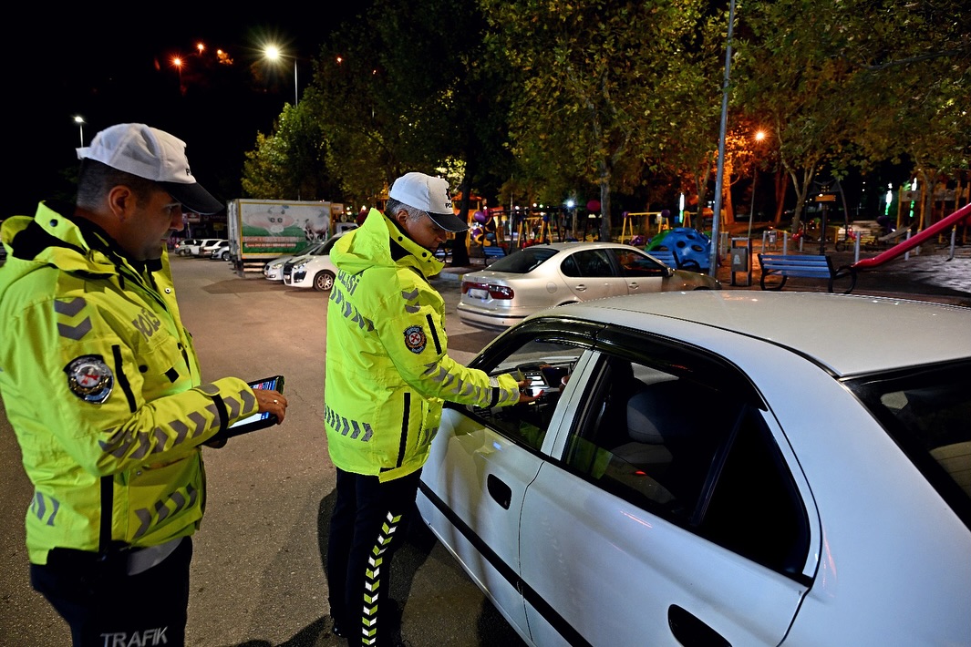 🚔 Asayi̇ş Uygulamasi 🏍🗓️ 13.10.2025 Günü 21.15 – 22.00 Saatleri Arasında;📍Tren Garı, Millet B (3)