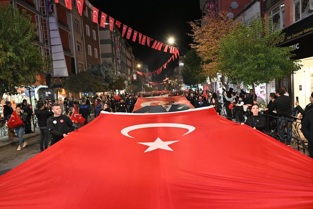 Cumhuriyet Bayramı Coşkusunu Kortej Yürüyüşüyle Taçlandırdık.ispartalı Hemşehrilerimizin Yoğun K (1)