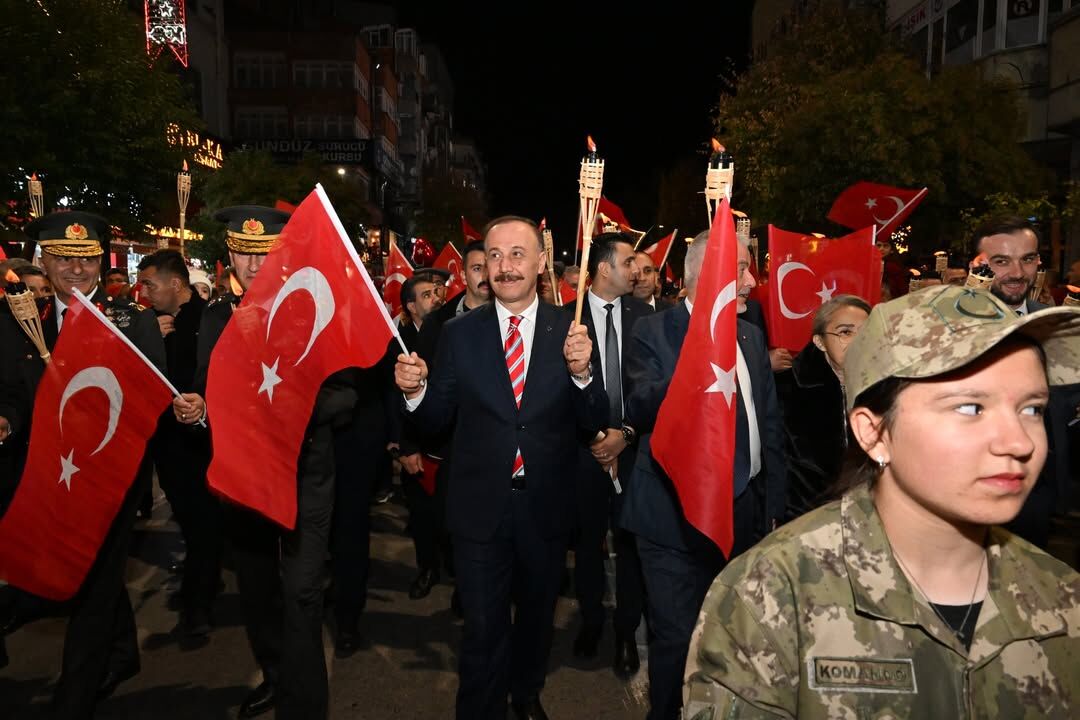 Cumhuriyet Bayramı Coşkusunu Kortej Yürüyüşüyle Taçlandırdık.ispartalı Hemşehrilerimizin Yoğun K