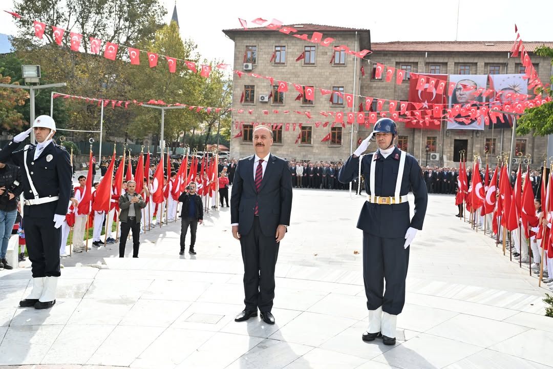 Cumhuriyetimizin 102. Yılı Münasebetiyle, Atatürk Anıtı’na Çelenk Sunduk.102 Yıl Önce Büyük Feda (1)