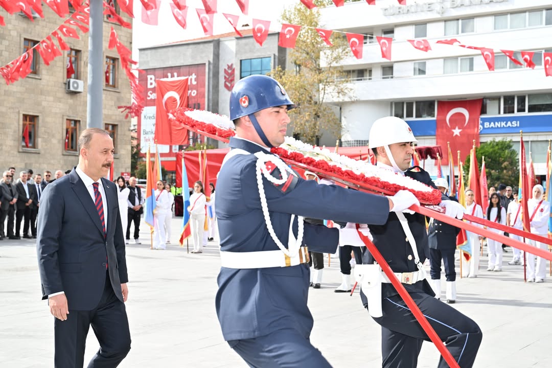 Cumhuriyetimizin 102. Yılı Münasebetiyle, Atatürk Anıtı’na Çelenk Sunduk.102 Yıl Önce Büyük Feda