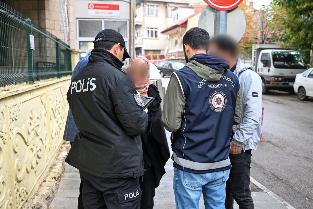 🚨 Düzensi̇z Göçle Mücadele Huzur Uygulamasi 🚨🗓️ 21.10.2025 00 00 – 18 00Egm Göçmen Kaçakçılı (2)