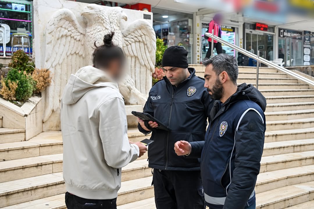 🚨 Düzensi̇z Göçle Mücadele Huzur Uygulamasi 🚨🗓️ 21.10.2025 00 00 – 18 00Egm Göçmen Kaçakçılı (4)