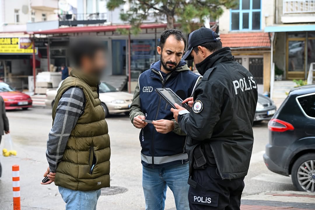 🚨 Düzensi̇z Göçle Mücadele Huzur Uygulamasi 🚨🗓️ 21.10.2025 00 00 – 18 00Egm Göçmen Kaçakçılı