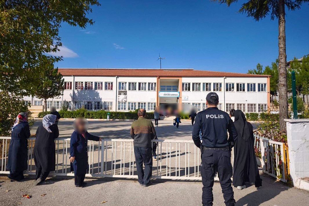🚔 Okul Önleri̇ Ve Asayi̇ş Uygulamasi 🚔📷 İl Merkezi, Yenişarbademli, Gelendost, Atabey📅 27.10.2 (1)