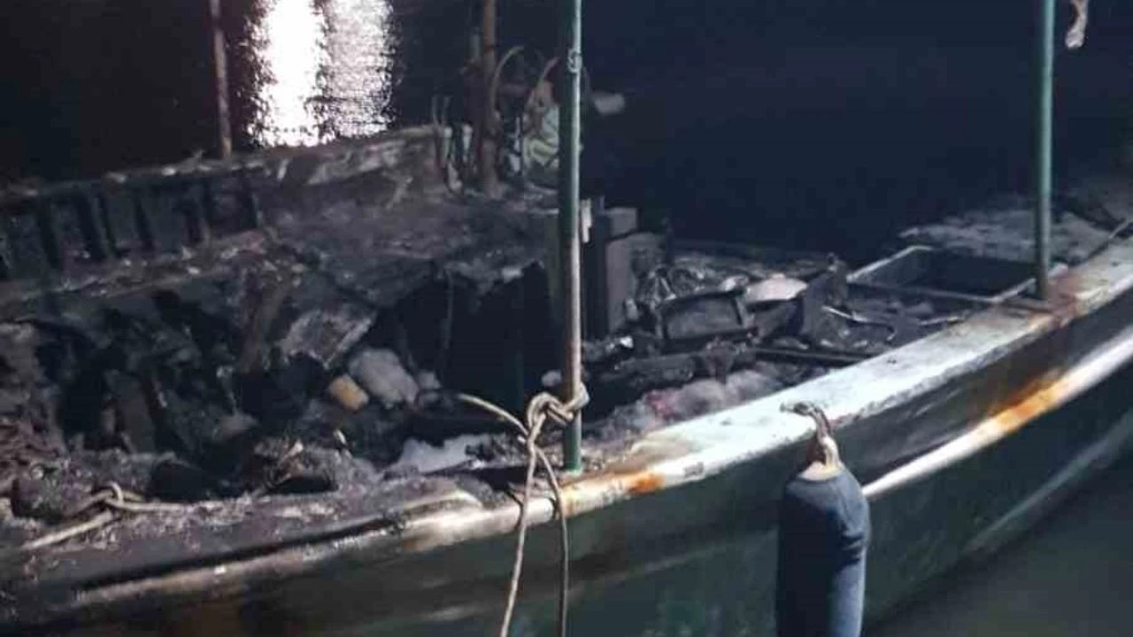 Antalyada Dusen Yildirim 3 Tekneyi Kule Cevirdi