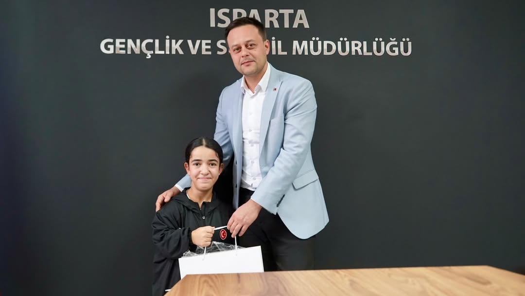 🏸 Dünya Üçüncüsü Sporcularımız İl Müdürümüzü Ziyaret Etti! 🌍🥉18–25 Ekim Tarihleri Arasında Me (2)