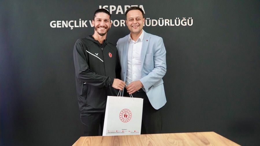 🏸 Dünya Üçüncüsü Sporcularımız İl Müdürümüzü Ziyaret Etti! 🌍🥉18–25 Ekim Tarihleri Arasında Me (4)