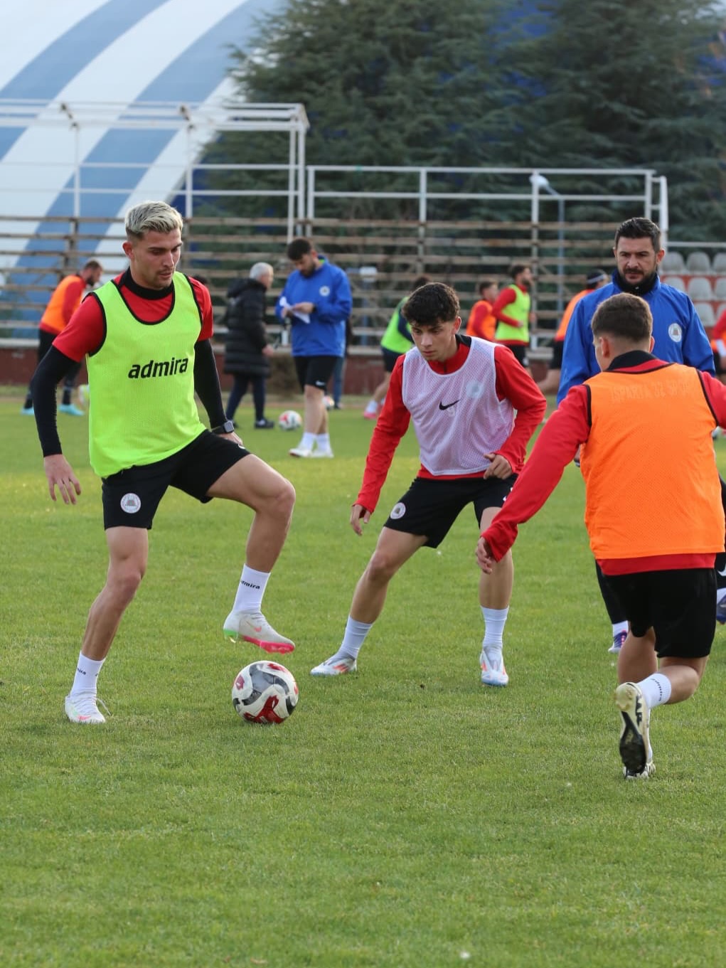 Günün Antrenmanından Kareler 📸💚💖Takımımız, Teknik Direktörümüz Şaban Yıldırım Yönetiminde Üni (1)