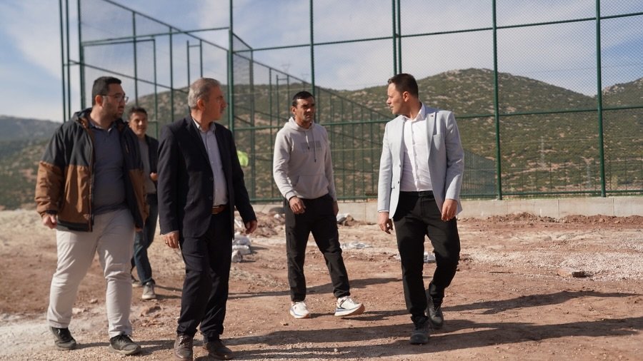 🌱⚽Yapımı Tamamlanan Keçiborlu Nizami Sentetik Çim Sahayı Yerinde Incelemelerde Bulunan İl Müdür (1)
