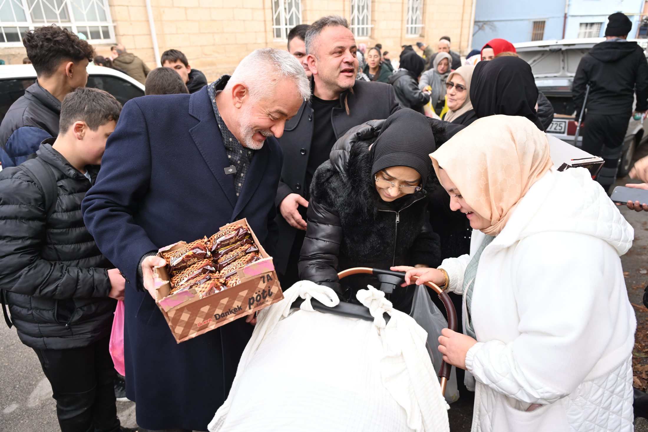 25 12 2025 Baskan Kececi Doganci Cocuk Hediye Sanayi Helva Ikram (2)