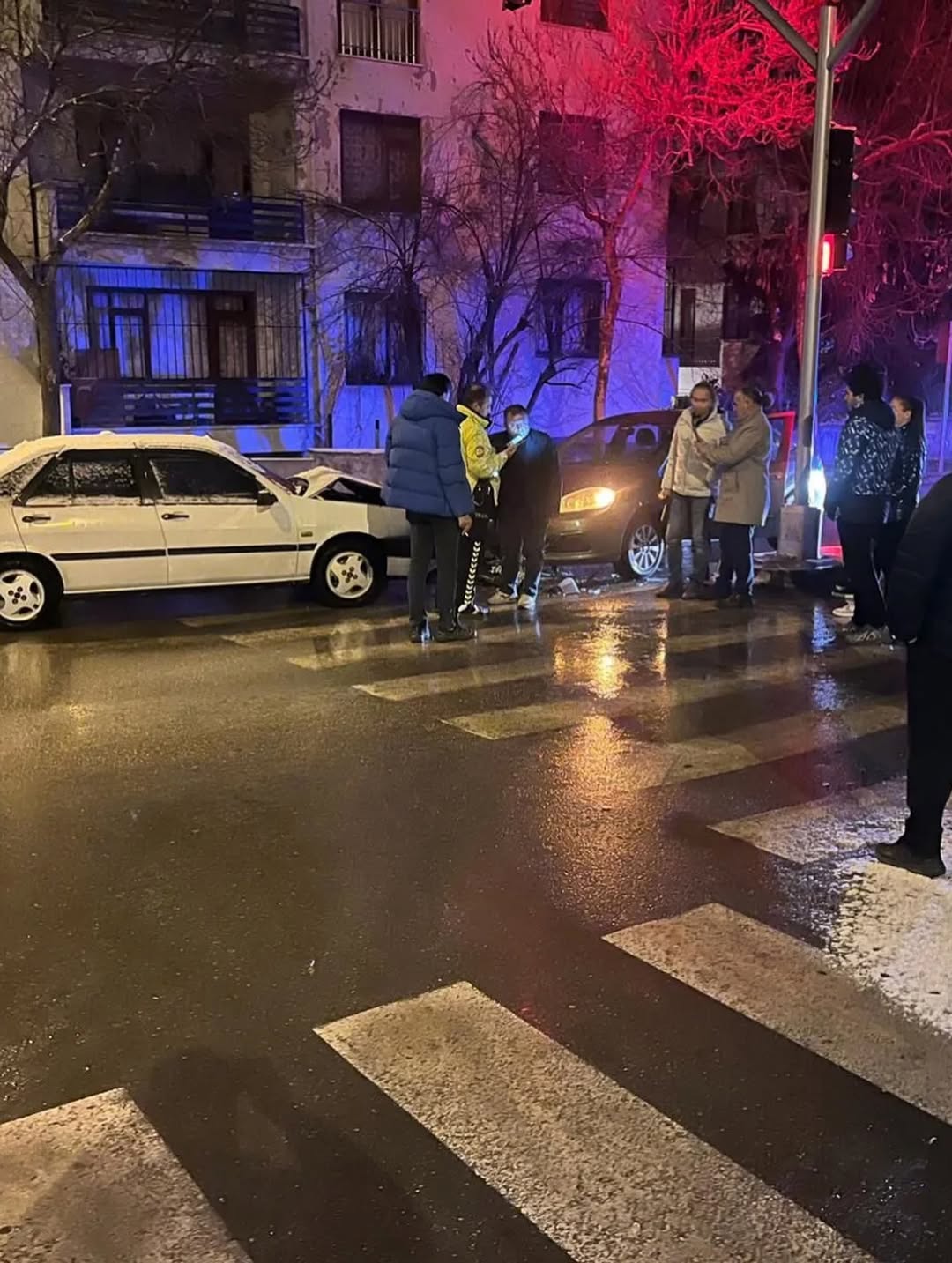 🔴 Isparta’da Dün Akşam Saatlerinde Gökçay Kavşağı’nda Ters Yönde Ilerleyen Otomobil, Karşıdan G (2)