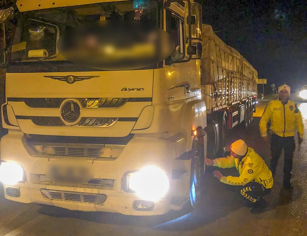 ❄️ Kiş Lasti̇ği̇ Deneti̇mleri̇ ❄️👮🏻 Trafik Ekiplerimizce Şehir Genelinde Kış Lastiği Kullanımıyla (1)