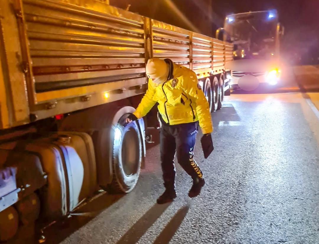 ❄️ Kiş Lasti̇ği̇ Deneti̇mleri̇ ❄️👮🏻 Trafik Ekiplerimizce Şehir Genelinde Kış Lastiği Kullanımıyla (2)
