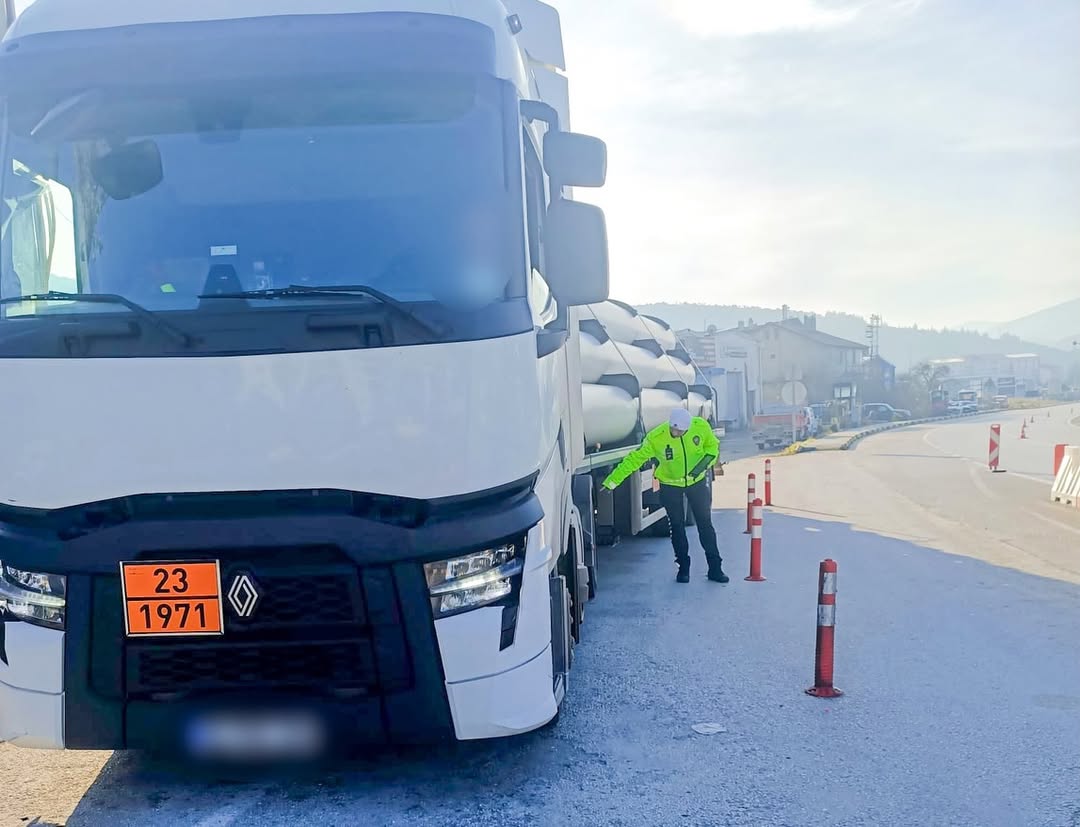 ❄️ Kiş Lasti̇ği̇ Deneti̇mleri̇ ❄️👮🏻 Trafik Ekiplerimizce Şehir Genelinde Kış Lastiği Kullanımıyla (3)
