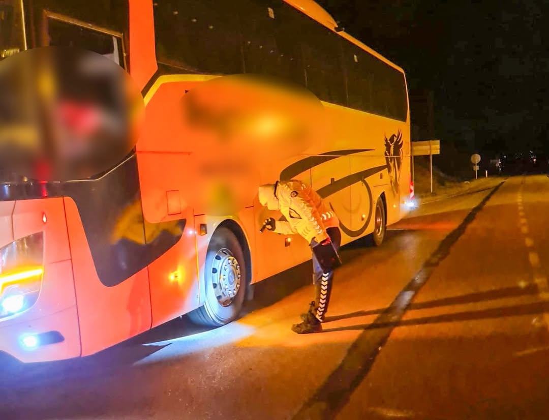 ❄️ Kiş Lasti̇ği̇ Deneti̇mleri̇ ❄️👮🏻 Trafik Ekiplerimizce Şehir Genelinde Kış Lastiği Kullanımıyla