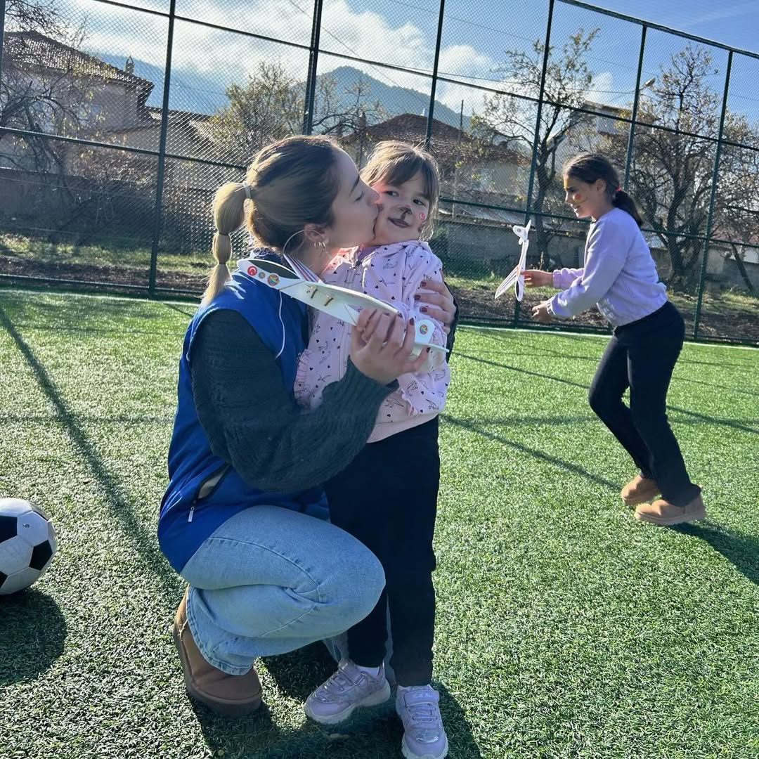 Köprü Nesiller Uçan Hayaller Projesi Kapsamında Köy Okulundaki Öğrencilerle Bir Araya Geldiğimiz (3)